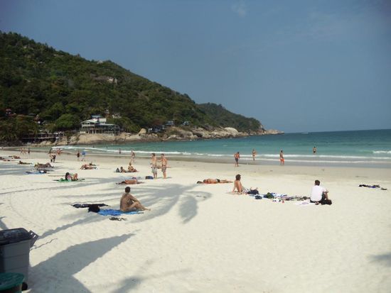 Der weisse Sandstrand von Haad Rin ist gross und wunderschön. Die letzte Full moon Party war jedoch erst vor drei Tagen und leider sah man das dem Strand an. Es lagen noch viele "Getränkereste" am Strand herum