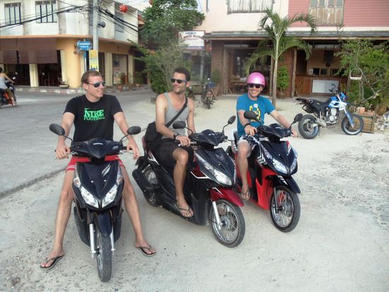 Easy Rider's from Koh Pangan. Man beachte den süssen rosa Helm von Alain