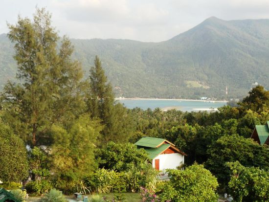 ...mit Aussicht auf unseren Strand in Ao Chaoklum