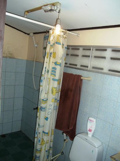 Unser Badezimmer mit dem letzten Tropfen Shampoo von Prix Garantie