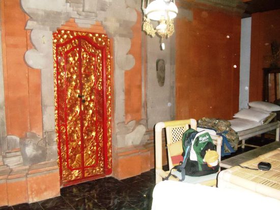 Unser Guest House "Warsi's Bungalows" mit der wunderschoenen Eingangstuere in Ubud