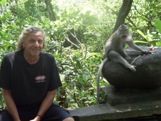 Besuch im Monkey Forest. Urs mit sicherem Abstand...