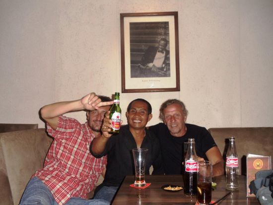 Nach dem Nachtessen im Cafe Lobong mit Live Reggae Musik genehmigten wir uns im bekannten und sehr schoenen Jazz Cafe noch einen Schlummertrunk mit Wayan. War ein gelungener Abend mit ihm. Bye, bye Wayan and thank you for all!!