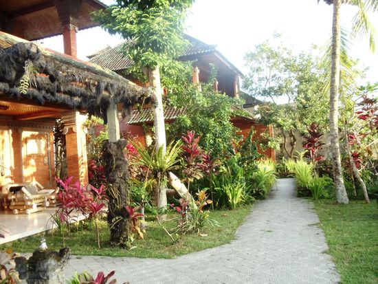 Am naechsten Tag schien bereits wieder die Sonne. Noch ein schoenes Erinnerungsfotos von unserem wunderschoenen und gemuetlichen Guest House in Ubud.
