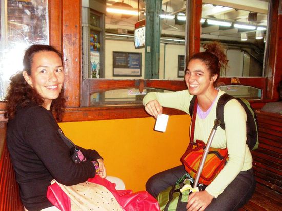 Es geht mir sehr gut mit den beiden hübschen Südamerikanerinnen. Hier in der ersten, alten Subte auf dem Heimweg
