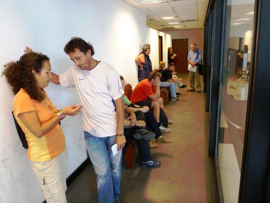 So sieht die Warterei bei der EMBA aus. Hier sind die beiden Holzbänke bereits besetzt und ihr seht uns bei unserer Hauptbeschäftigung hier: WARTEN