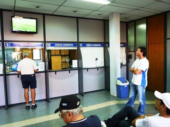 Bei der BACTSSA im Terminal 5 kann man beim Warten wenigstens Fussball schauen.