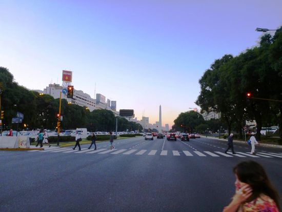 Die Avenida 9 Julio mitten in Buenos Aires. Um die jeweils sieben Autospuren zu überqueren braucht man zwei Anläufe. Im Hintergrund der Obilisk.