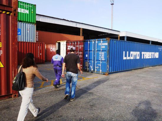 Und in diesem blauen Container befinden sie sich