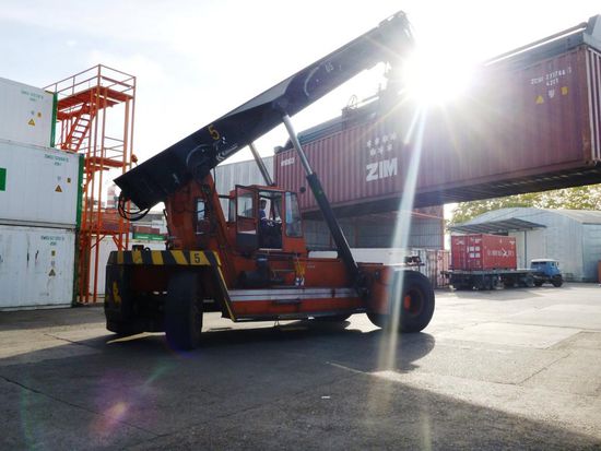 Vor dem Rausfahren müssen noch ein paar Container verschoben werden