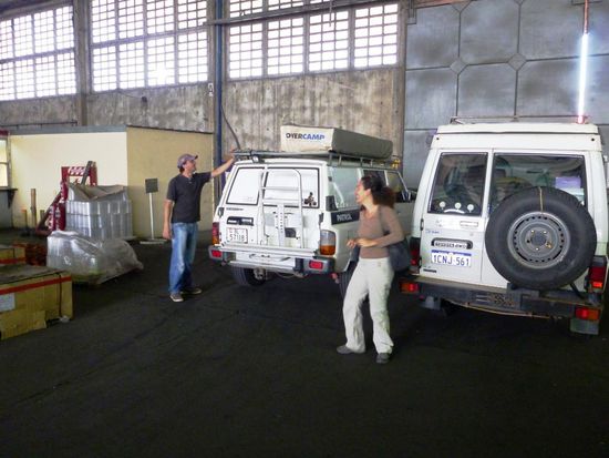 Der erste schöne Teil ist vollbracht. Unsere Fahrzeuge stehen in der Lagerhalle abfahrbereit