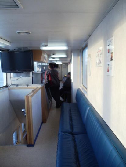 Mit einigen Lastwagen Chauffeuren in der Fähre unterwegs nach Feuerland. Nach zwanzig Minuten waren wir schon dort.