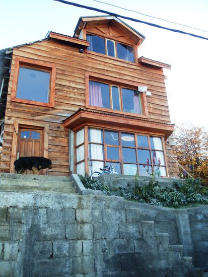 Die dritte Nacht in Ushuaia durfte ich in diesem Holzhaus übernachten. Mein Zimmer befindet sich im ersten Stock mit dem grossen Fenster.