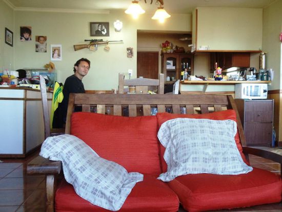 Hier wird soeben in der Wohnstube von Christians Haus der Reisebericht mit den Fotos fertiggestellt