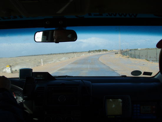 links Meer, mitte Straße, rechts Meer