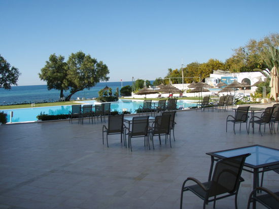 Sicht von der Terrasse zum Pool