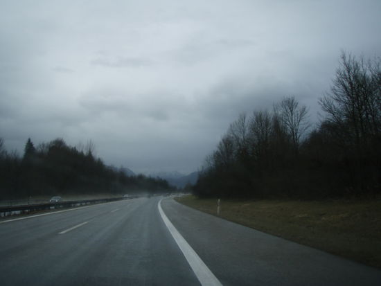 Die Berge hinter Wolken versteckt