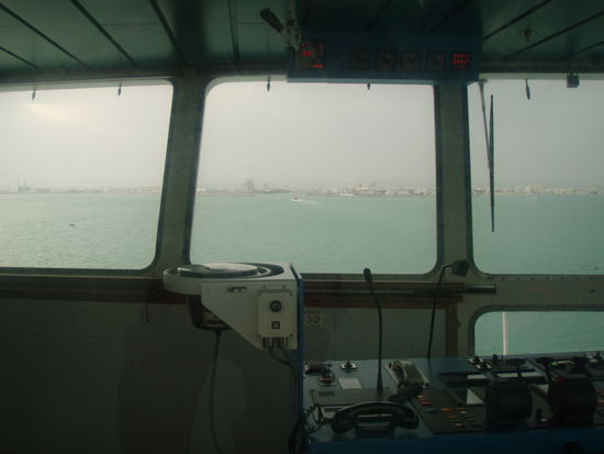 Hafen von Tunis durch die Brücke aufgenommen