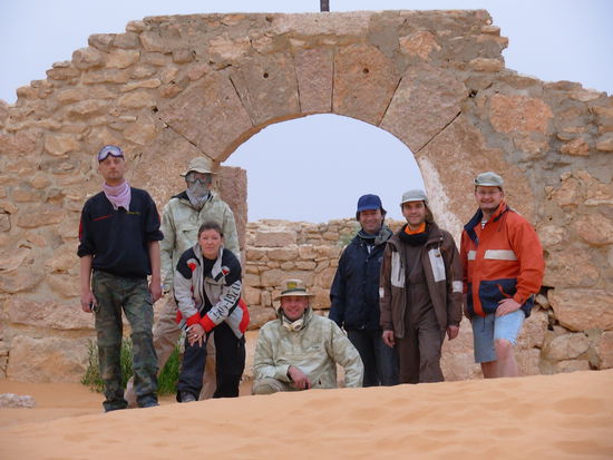 die Truppe vor dem Fort