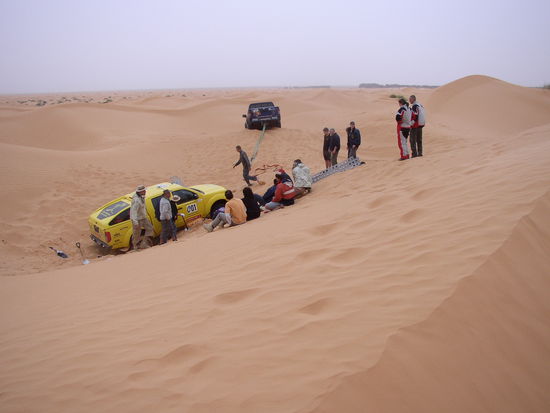 der liegt bis zum Bodenblech im Sand