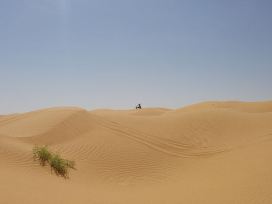 der dunkle Punkt am Horizont ist ein Buggy samt Fahrer