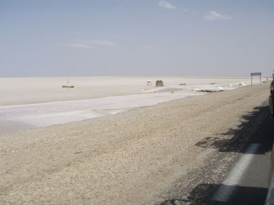 Straße durch den Salzsee Chott el-Jerid