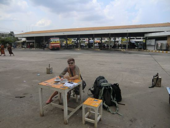 einen frischen Kaffee am Busbahnhof Nang Rong