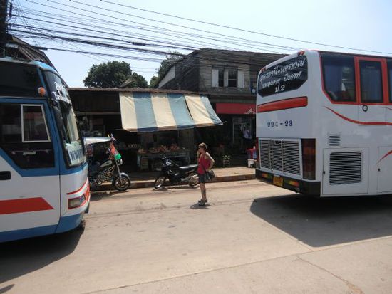 gemütliche Rauchpause am Busbahnhof in Bueng Kan