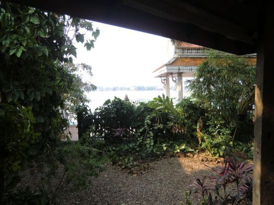 der Ausblick von der Terrasse auf den Mekong