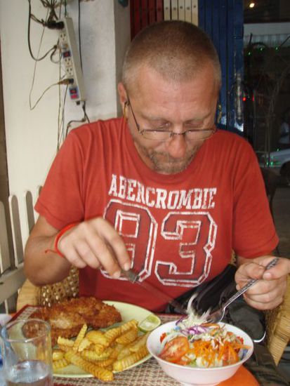 Wiener Schnitzel mit Pommes und der Bibo ist Salat....tztz....aber köstlich !!!!