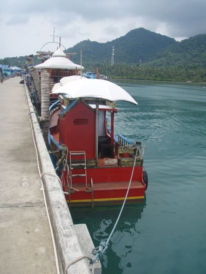 Ausflugsboote im Hafen von Bang Bao