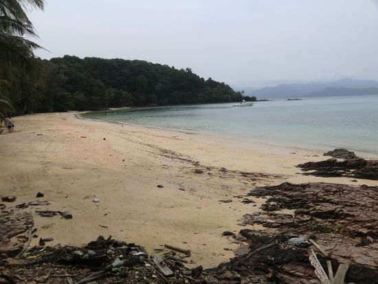 der Strand an den Koh Wai Paradise Bungalows