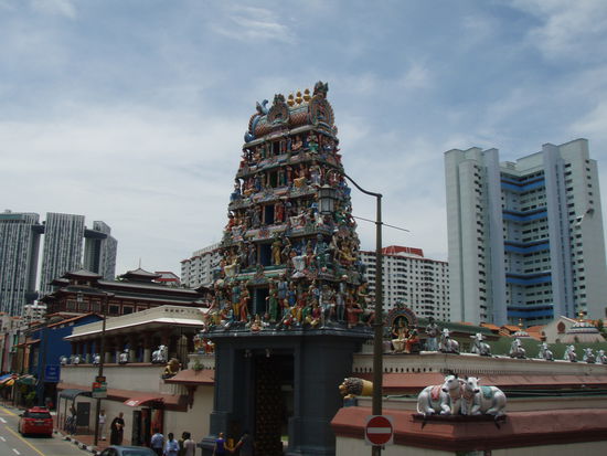 indischer Tempel zwischen Hochhäusern