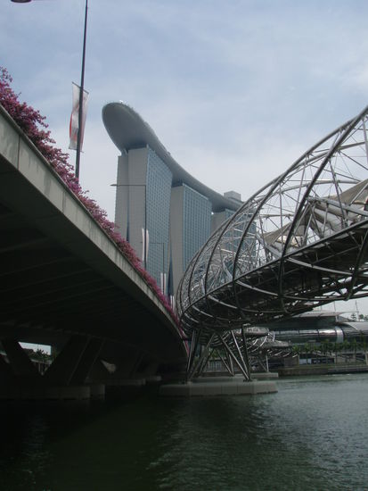 Helix-Fußgängerbrücke Richtung Marina Sands Bay Hotel