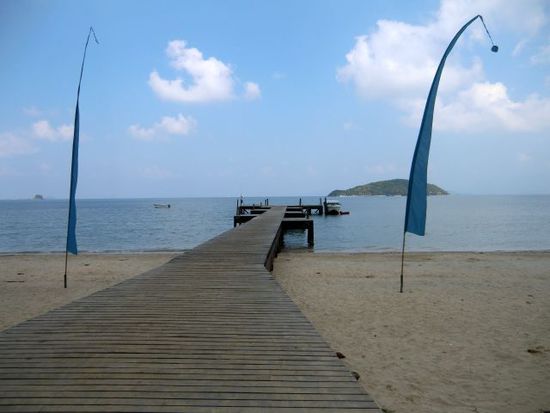 hier landen wir - Pier am "Koh Mak Resort"