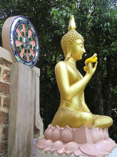 der Buddha vor dem Wat