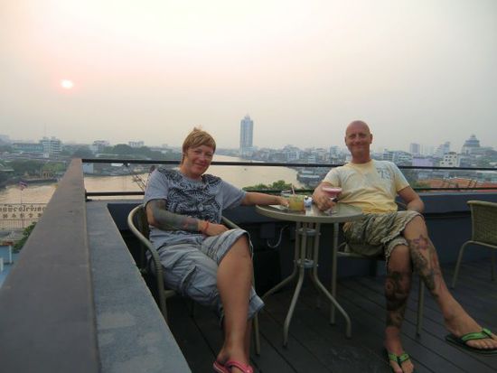 Bangkok, 38 Grad, 2 Reisende, 2 eiskalte Cocktails und ne geile Aussicht