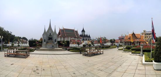 im Vordergrund: Gedenkstätte für Rama III., dahinter, mittig links der Wat Ratchanatda, mittig mit den dunklen Türmen der Loha Prasat