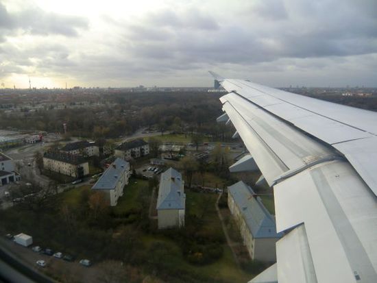 die letzten Häuser vor der Landebahn