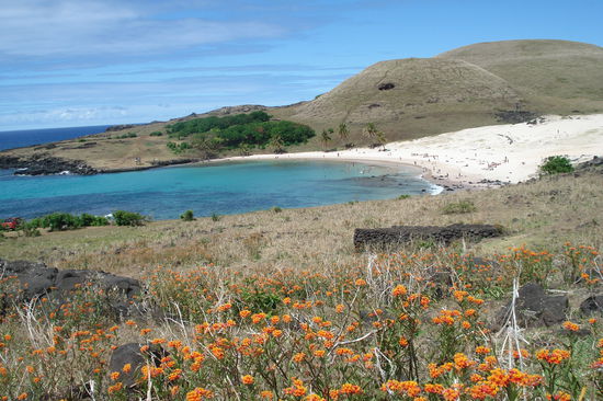 ...puderfeiner weisser Sandstrand und ruhige Buchten auf der anderen Seite.