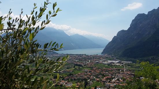 Riva del Garda und dahinter der Gardasee