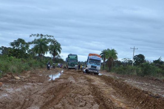 Wegen starkem Niederschlag war die Strasse nach Rurrenabaque völlig verschlammt. Wir mussten mit unserem 4-Rad-Antrieb Auto sogar ein anderes Gefährt aus dem Schlamm ziehen.