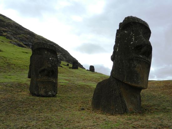 ...sind dutzende Moai zu finden,...