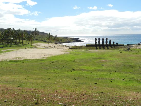 Hinter den Moai liegt der einzige Sandstrand der Insel.