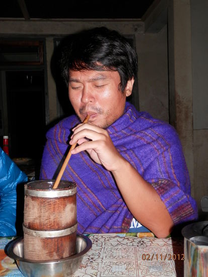 Alkohol auf tibetan...vergorene Koerner mit heissen Wasser aufgesetzt und durch ein Bambusrohr gesaugt....(nicht sehr lecker)