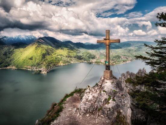 Gipfelkreuz bei Gmunden am Traunsee, mit Blick über den See.