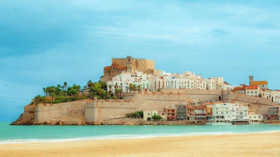 Peñíscola in der Provinz Castellón, vom Strand aus gesehen.