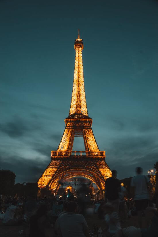 Der Eiffelturm bei Nacht.