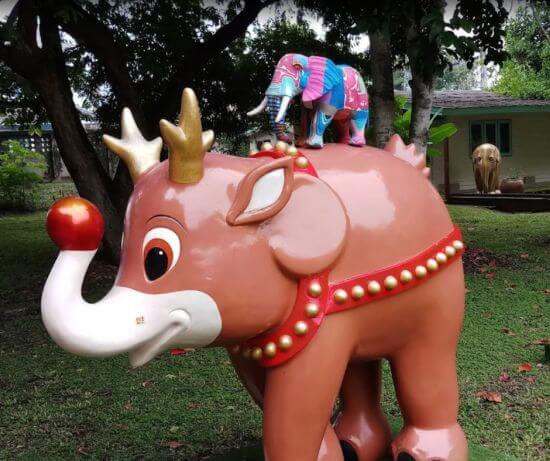 Eine große, angemalte Elefantenstatue im Garten der Elephant Parade in Chiang Mai.