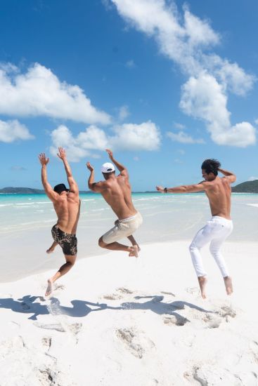 Entspannte Menschen mit Freude am Strand.